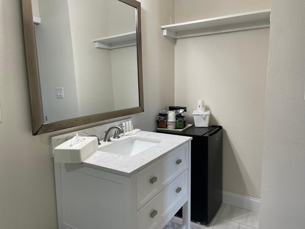 Remodeled, Huge Pool, Tiki Bar & Grill, Quiet Room South Bradenton Exterior foto